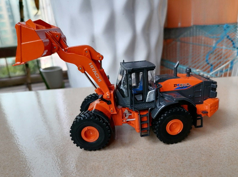 اسباب بازي اصلي 1/50 هيتاشي ZAXIS250LC-5 ZX200 ZX350LC-6
