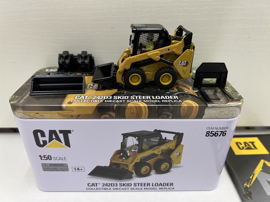 DM 1:50 لودر چرخ‌دار فشرده CAT 242D3 مدل آلیاژی دایکست 85676 اسباب‌بازی کلکسیونی